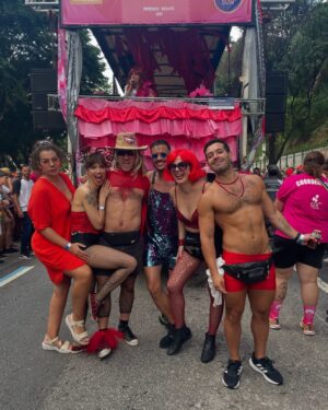 Mel Lisboa Instagram - Teve pré-Carnaval 2025, mesmo com peça 😅

A rua é nossa! 

Tiara confeccionada pela @soucucafresca e lookinho @thaislosso