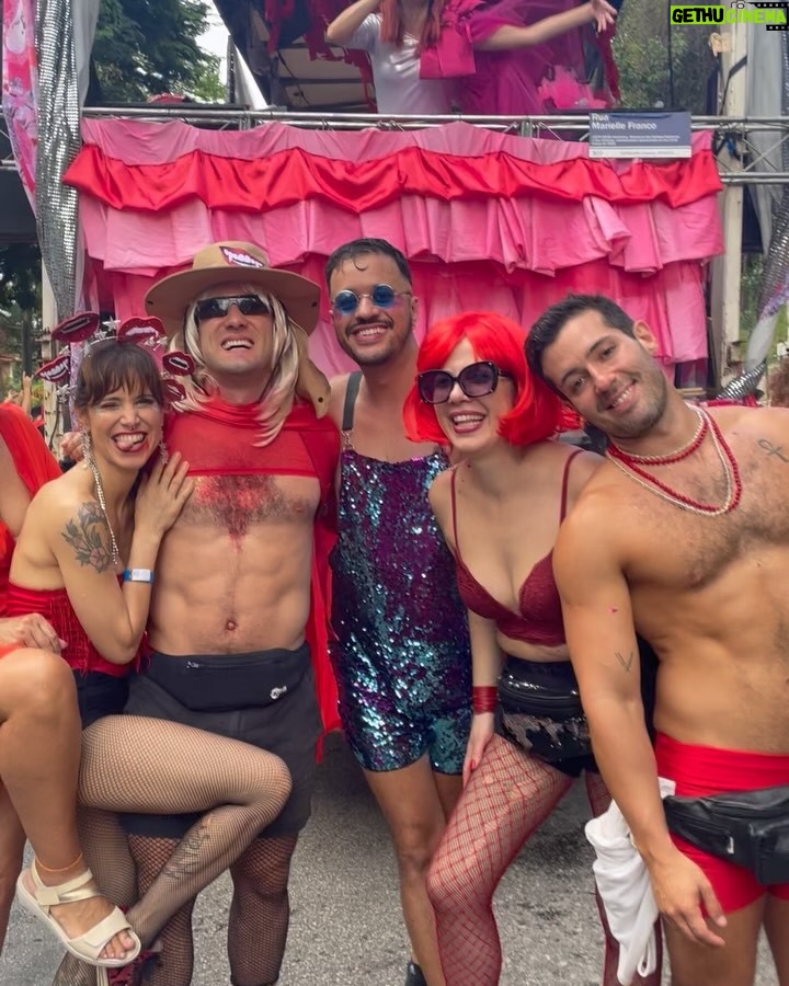 Mel Lisboa - 14.7K Likes - Teve pré-Carnaval 2025, mesmo com peça 😅
A rua é nossa!
Tiara confeccionada pela @soucucafresca e lookinho @thaislosso