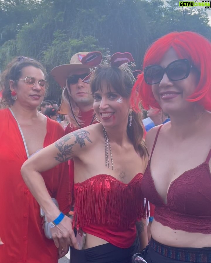 Mel Lisboa - 14.7K Likes - Teve pré-Carnaval 2025, mesmo com peça 😅
A rua é nossa!
Tiara confeccionada pela @soucucafresca e lookinho @thaislosso