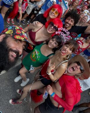 Mel Lisboa Instagram - Teve pré-Carnaval 2025, mesmo com peça 😅

A rua é nossa! 

Tiara confeccionada pela @soucucafresca e lookinho @thaislosso