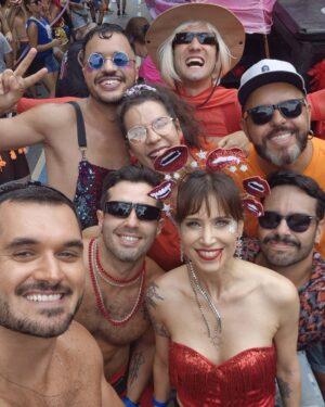 Mel Lisboa Instagram - Teve pré-Carnaval 2025, mesmo com peça 😅

A rua é nossa! 

Tiara confeccionada pela @soucucafresca e lookinho @thaislosso
