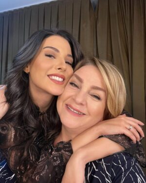 Melahat Abbasova Instagram - Çekim arası  güzel kalpli, güzeller güzel Prensesimle güzel bir anı bırakmak istedim buraya. Seni çok seviyorum  Mahassine @mahassine_merabet . Seni tanımak çok güzel❤️❤️❤️❤️❤️