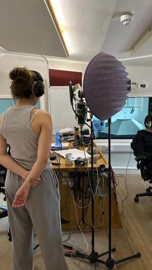 Melody Ruiz Instagram - Así grabó @soyyomelody la nueva versión de #ESADIVA 🎙️🎧 

Muy pronto… 👀📆

#Eurovision2025