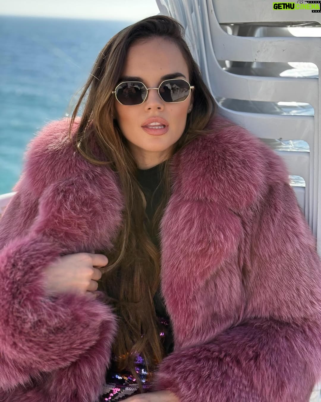 Melody Ruiz - 17.9K Likes - Mientras seguimos trabajando en muchas cosas y con mucha ilusión, os dejo estas fotos en Benidorm💓✨ ¡Muy pronto podré contar todo lo que se está cocinando! 👀
