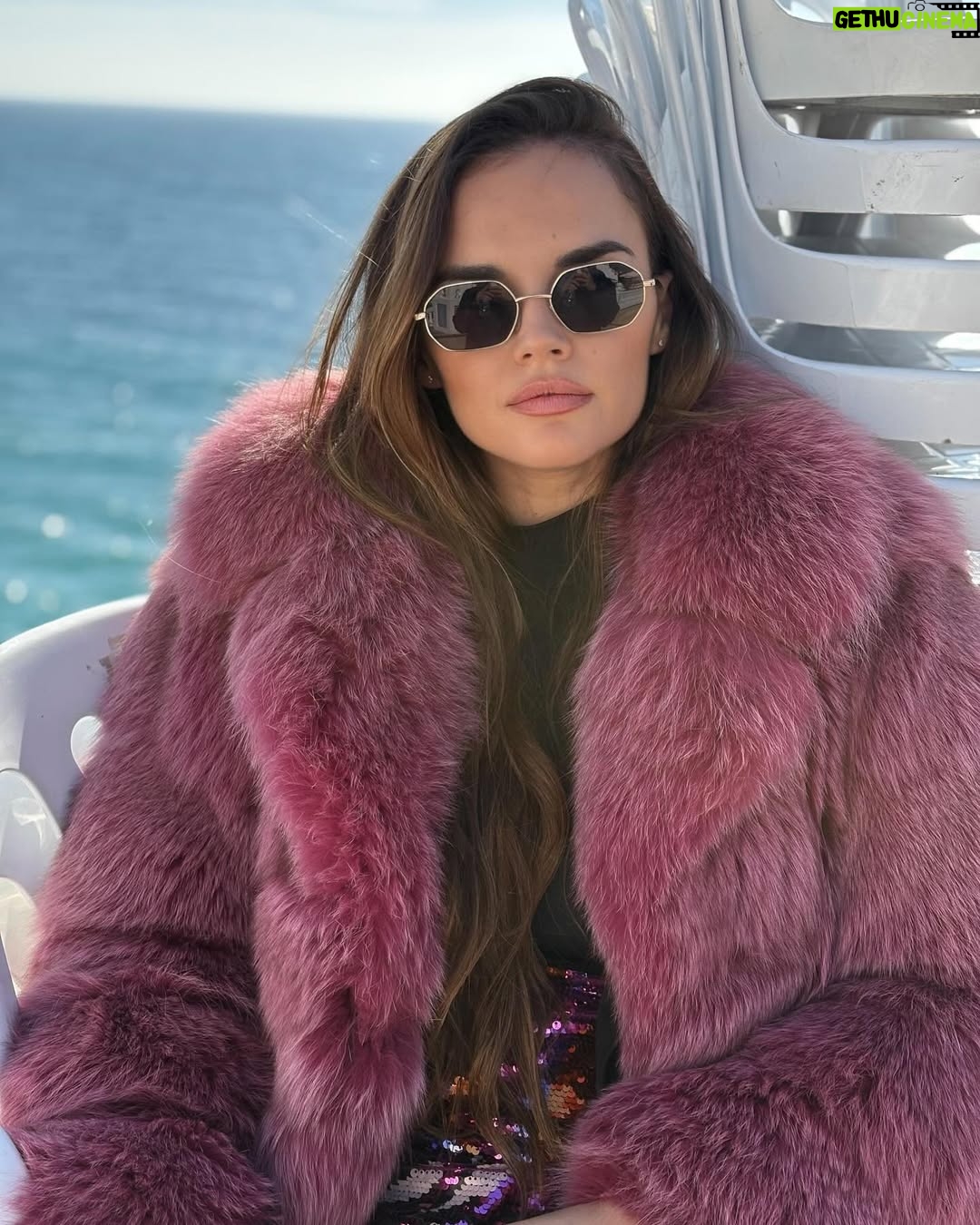 Melody Ruiz - 17.9K Likes - Mientras seguimos trabajando en muchas cosas y con mucha ilusión, os dejo estas fotos en Benidorm💓✨ ¡Muy pronto podré contar todo lo que se está cocinando! 👀