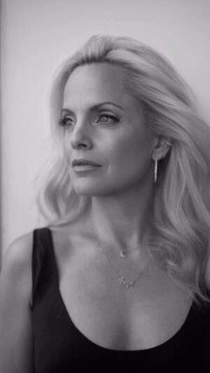 Mena Suvari Instagram - From brunette to blonde and one year apart, @manfredbaumann I absolutely adore you and @nellybaumann and the crew (@studiojouett / @leicagalleryla ) 🩵✨💪🏼Thank you for having me and giving me another beautiful experience to feel seen ✨You’ve all become family and I hope we get to document another year past, next time ✨🤟🏼📸🫡 #FilmFam #ManfredBaumann #LeicaGalleryLA