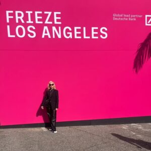 Mena Suvari Instagram - Thank you @friezeofficial for having @orensegal1 and I today for such a beautifully creative fun-filled day ✨It’s always so inspiring to be around such incredible expressions of art and feel the wondrous energy✨🤩✨ #SaturdayScenes #FriezeArtFair #SantaMonica