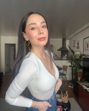 Merve Sevi Instagram - Saçımın beyazlarıyla kılığım uyumlu olsun dedim 🤷🏻‍♀️
