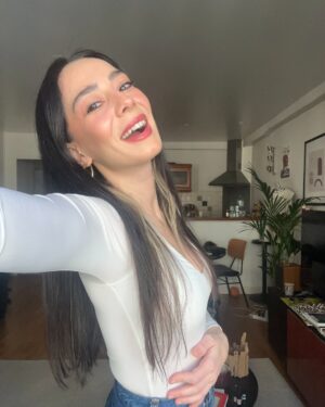 Merve Sevi Instagram - Saçımın beyazlarıyla kılığım uyumlu olsun dedim 🤷🏻‍♀️