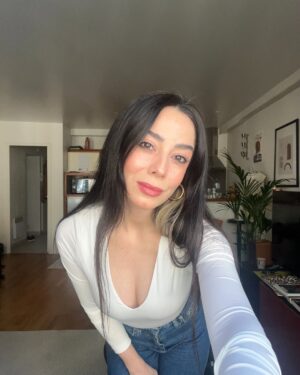 Merve Sevi Instagram - Saçımın beyazlarıyla kılığım uyumlu olsun dedim 🤷🏻‍♀️