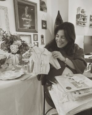 Mia Rose Instagram - O Baby Shower surpresa do nosso baby boy 🤍 Tenho as melhores amigas e família do mundo, que me prepararam este momento tão especial, com a ajuda da @mentadourada ✨ Estava tudo perfeito e senti-me muito amada! Obrigada por este momento, agora sim o nosso bebé pode chegar 🥹

Decoração & planning: @mentadourada
Catering: @chefpatriciagomes
Cake design: @sucre.confeitarias @chef_renataibanes