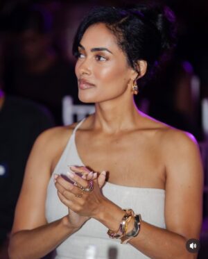 Micaela Reis Instagram - Só estou a fazer este post por causa do @euaryovaldo 😂

Lookinho: Gala Angola 35 Graus 🤍

Hair: @guapa_studio_
📸 @radarkianda