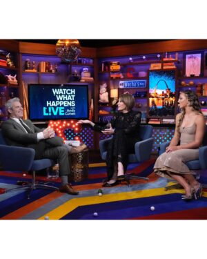 Michelle Collins Instagram - If you would have told little me that as an adult I’d be on my favorite cable network banging a gavel screaming “Love A Bald!” I never would have believed you. #itcametrue The BEST time today. Thanks for having me @bravoandy & the @bravowwhl crew!! @adairwerley was a delight and go see our bartenders in @mincemeatbway ! And of course last stop of the FAB FIVE LIVE tour in LA this Weds! You should come.
💄: @carolinemakeuptime ❤️
👗: @mrselfportrait (furnished by me)
👠: @lagencefashion (ditto)
📸: Charlie Sykes