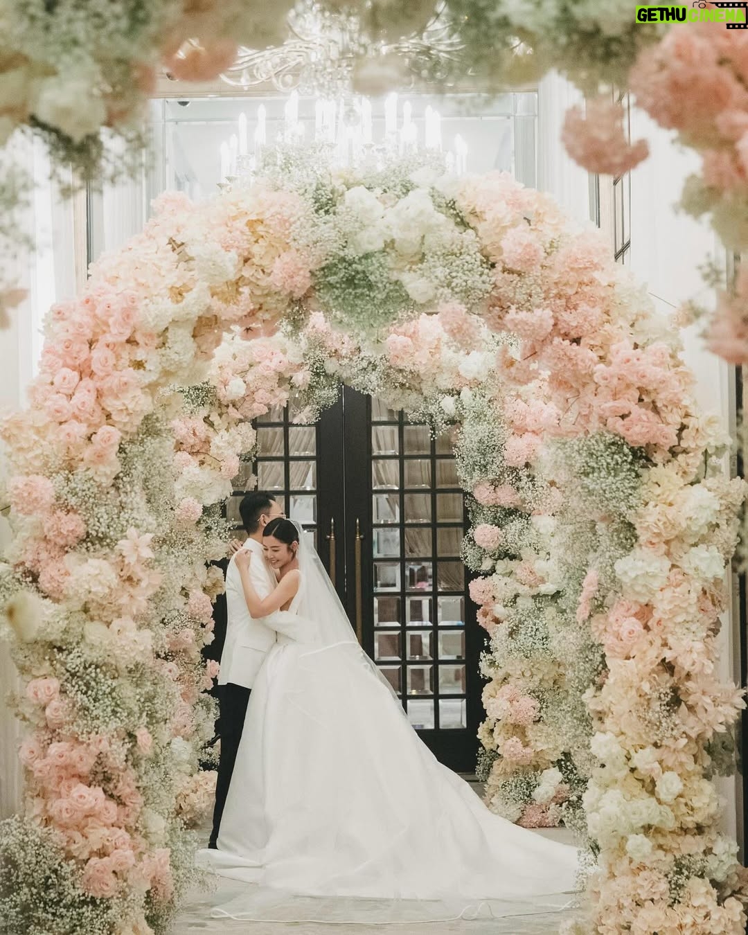Michelle Wai - 28.5K Likes - 唔經唔覺婚禮已經過咗兩星期,記得結婚當日,由起身一擘大眼嗰一刻開始,就好緊張同擔心。但係好幸運地一切都好圓滿,感激所有好朋友嘅幫忙,感激所有團隊高質素完美嘅配合,每一刻嘅畫面都充滿着愛同感動,雖然婚後對腳痛足三日,感覺好似拍咗三日打戲一樣,但都係值得嘅! ❤️
Hotel Venue: @islandshangrila
Hotel Deco: @bigdayweddingg
Photography: @billyonairphotography
Emcee: @kissisis
Gowns: @trinitybridal #trinitybridal
High Heels: Silver ones/@giuseppezanotti, White ones/@christianlouboutin
Jewellery: @emperorjewellery
Suit: @decon.tailormade
Michelle&Kenley’s makeup: @make_up_by_mw
Michelle&Kenley’s Hairstyling: @singsing113
Bouquet: @bfflowers.boule.de.fleurs
Wedding Favors: @jomalonelondon @skinceuticals @lucullus_hk @shwedding.store