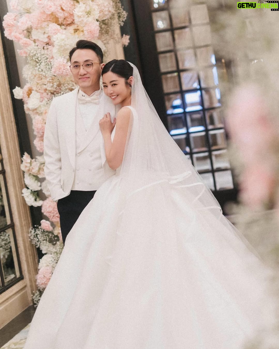Michelle Wai - 28.5K Likes - 唔經唔覺婚禮已經過咗兩星期,記得結婚當日,由起身一擘大眼嗰一刻開始,就好緊張同擔心。但係好幸運地一切都好圓滿,感激所有好朋友嘅幫忙,感激所有團隊高質素完美嘅配合,每一刻嘅畫面都充滿着愛同感動,雖然婚後對腳痛足三日,感覺好似拍咗三日打戲一樣,但都係值得嘅! ❤️
Hotel Venue: @islandshangrila
Hotel Deco: @bigdayweddingg
Photography: @billyonairphotography
Emcee: @kissisis
Gowns: @trinitybridal #trinitybridal
High Heels: Silver ones/@giuseppezanotti, White ones/@christianlouboutin
Jewellery: @emperorjewellery
Suit: @decon.tailormade
Michelle&Kenley’s makeup: @make_up_by_mw
Michelle&Kenley’s Hairstyling: @singsing113
Bouquet: @bfflowers.boule.de.fleurs
Wedding Favors: @jomalonelondon @skinceuticals @lucullus_hk @shwedding.store