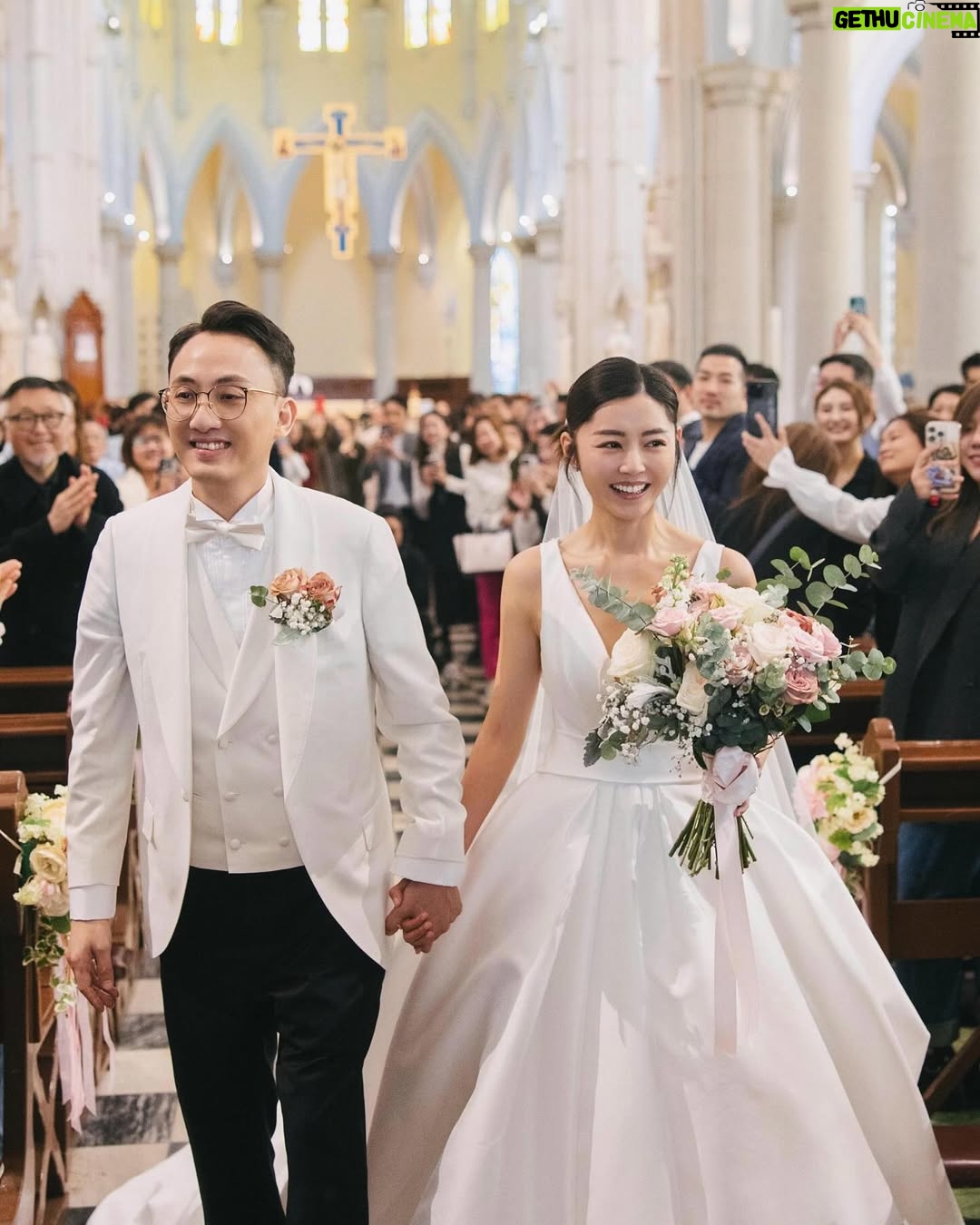 Michelle Wai - 28.5K Likes - 唔經唔覺婚禮已經過咗兩星期,記得結婚當日,由起身一擘大眼嗰一刻開始,就好緊張同擔心。但係好幸運地一切都好圓滿,感激所有好朋友嘅幫忙,感激所有團隊高質素完美嘅配合,每一刻嘅畫面都充滿着愛同感動,雖然婚後對腳痛足三日,感覺好似拍咗三日打戲一樣,但都係值得嘅! ❤️
Hotel Venue: @islandshangrila
Hotel Deco: @bigdayweddingg
Photography: @billyonairphotography
Emcee: @kissisis
Gowns: @trinitybridal #trinitybridal
High Heels: Silver ones/@giuseppezanotti, White ones/@christianlouboutin
Jewellery: @emperorjewellery
Suit: @decon.tailormade
Michelle&Kenley’s makeup: @make_up_by_mw
Michelle&Kenley’s Hairstyling: @singsing113
Bouquet: @bfflowers.boule.de.fleurs
Wedding Favors: @jomalonelondon @skinceuticals @lucullus_hk @shwedding.store