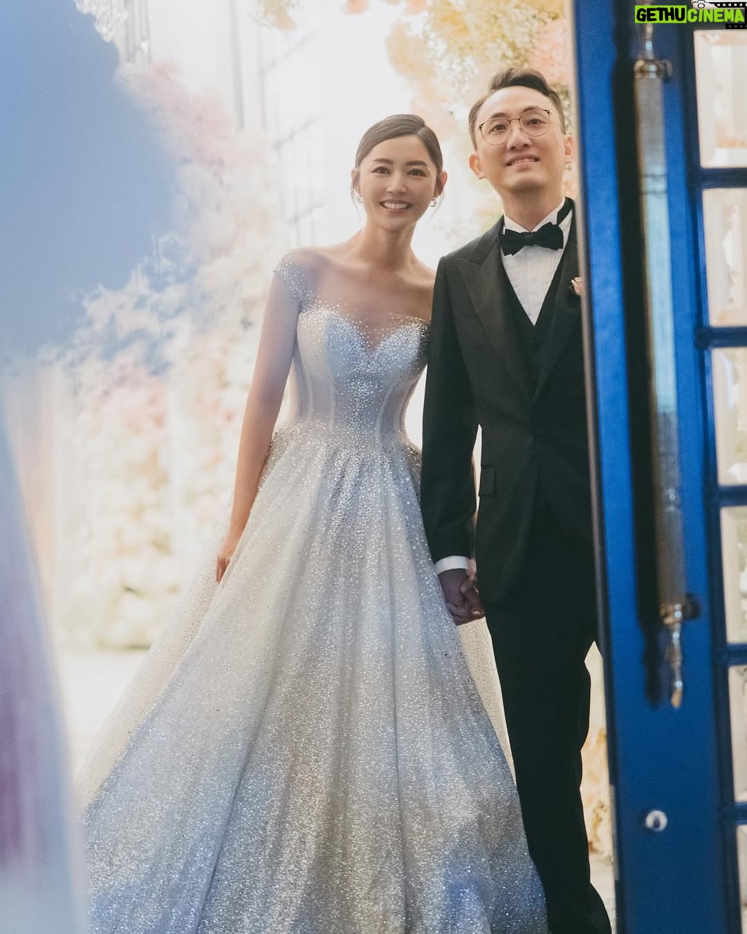 Michelle Wai - 28.5K Likes - 唔經唔覺婚禮已經過咗兩星期,記得結婚當日,由起身一擘大眼嗰一刻開始,就好緊張同擔心。但係好幸運地一切都好圓滿,感激所有好朋友嘅幫忙,感激所有團隊高質素完美嘅配合,每一刻嘅畫面都充滿着愛同感動,雖然婚後對腳痛足三日,感覺好似拍咗三日打戲一樣,但都係值得嘅! ❤️
Hotel Venue: @islandshangrila
Hotel Deco: @bigdayweddingg
Photography: @billyonairphotography
Emcee: @kissisis
Gowns: @trinitybridal #trinitybridal
High Heels: Silver ones/@giuseppezanotti, White ones/@christianlouboutin
Jewellery: @emperorjewellery
Suit: @decon.tailormade
Michelle&Kenley’s makeup: @make_up_by_mw
Michelle&Kenley’s Hairstyling: @singsing113
Bouquet: @bfflowers.boule.de.fleurs
Wedding Favors: @jomalonelondon @skinceuticals @lucullus_hk @shwedding.store
