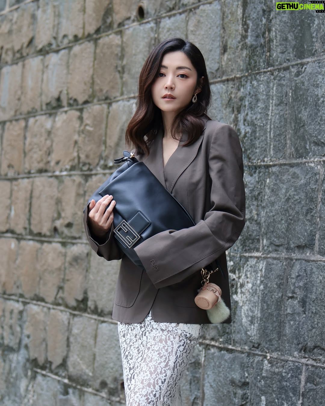Michelle Wai - 7.8K Likes - 未嚟得切好好沉澱情緒,同大家分享婚禮嘅感受,就已經要全身投入工作啦😆
#俾啲時間我
#慢慢再同大家分享
#FendiSS25 #Fendi #FendiBaguette
@fendi