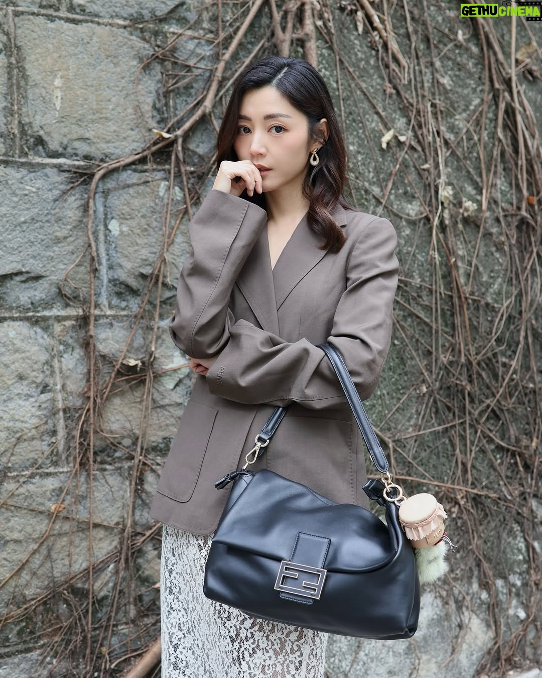 Michelle Wai - 7.8K Likes - 未嚟得切好好沉澱情緒,同大家分享婚禮嘅感受,就已經要全身投入工作啦😆
#俾啲時間我
#慢慢再同大家分享
#FendiSS25 #Fendi #FendiBaguette
@fendi