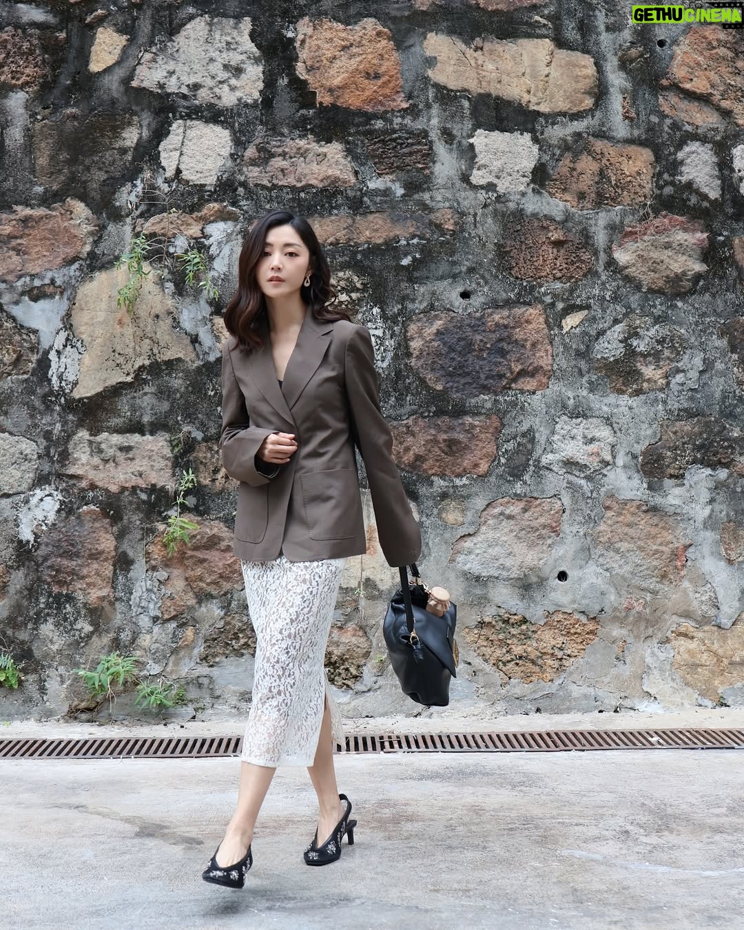 Michelle Wai - 7.8K Likes - 未嚟得切好好沉澱情緒,同大家分享婚禮嘅感受,就已經要全身投入工作啦😆
#俾啲時間我
#慢慢再同大家分享
#FendiSS25 #Fendi #FendiBaguette
@fendi