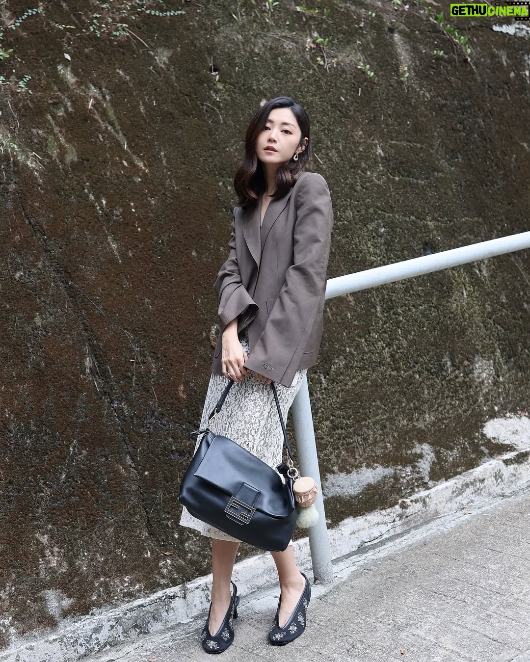 Michelle Wai - 7.8K Likes - 未嚟得切好好沉澱情緒,同大家分享婚禮嘅感受,就已經要全身投入工作啦😆
#俾啲時間我
#慢慢再同大家分享
#FendiSS25 #Fendi #FendiBaguette
@fendi