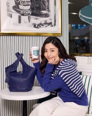 Michelle Wai Instagram - 好開心可以率先去到金鐘太古廣場的Polo Ralph Lauren新店參觀順便shopping🛍️。

我已經急不及待喺現場襯左好多全新春夏系列，仲試用左又輕便又多功能性嘅新款手袋。簡潔線條嘅設計撞色 Polo logo，仲有唔同尺寸同多種鮮豔顔色選擇，總會搵到一款適合自己。用左咁colorful嘅手袋，人都特別開心特別歡樂!😝

另外新店仲有 Ralph’s Coffee，shopping完仲可以嘆返杯咖啡，大家都快D黎金鐘太古廣場Polo Ralph Lauren行下啦!!

@POLORALPHLAUREN
#PoloRalphLauren
@RALPHSCOFFEE
#RalphsCoffee
#RalphLaurenHK