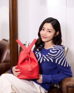 Michelle Wai Instagram - 好開心可以率先去到金鐘太古廣場的Polo Ralph Lauren新店參觀順便shopping🛍️。

我已經急不及待喺現場襯左好多全新春夏系列，仲試用左又輕便又多功能性嘅新款手袋。簡潔線條嘅設計撞色 Polo logo，仲有唔同尺寸同多種鮮豔顔色選擇，總會搵到一款適合自己。用左咁colorful嘅手袋，人都特別開心特別歡樂!😝

另外新店仲有 Ralph’s Coffee，shopping完仲可以嘆返杯咖啡，大家都快D黎金鐘太古廣場Polo Ralph Lauren行下啦!!

@POLORALPHLAUREN
#PoloRalphLauren
@RALPHSCOFFEE
#RalphsCoffee
#RalphLaurenHK