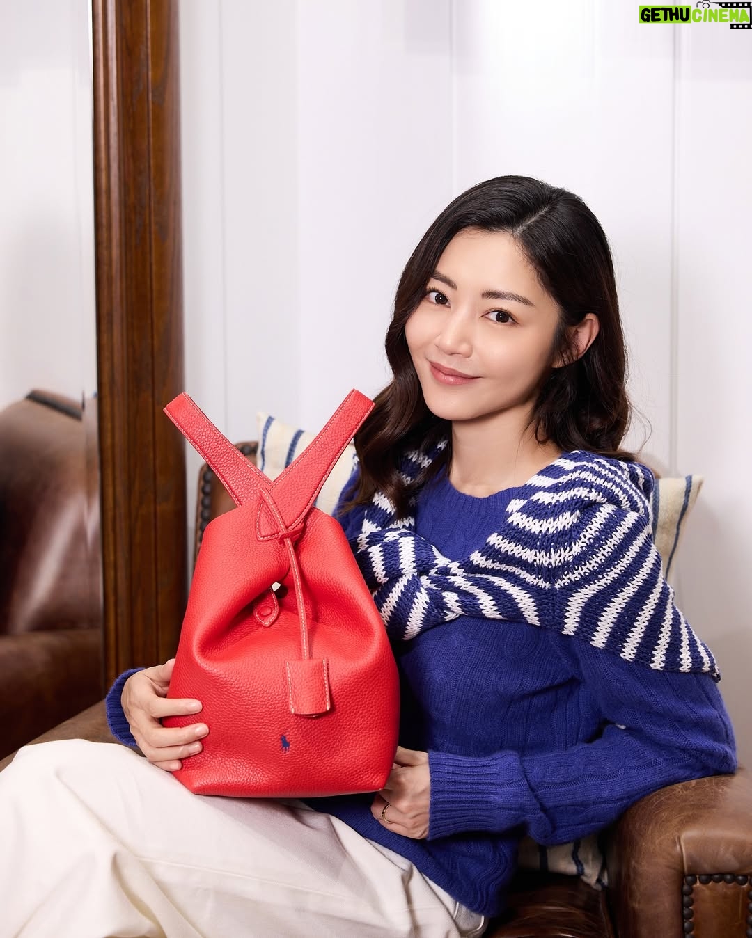 Michelle Wai - 6.8K Likes - 好開心可以率先去到金鐘太古廣場的Polo Ralph Lauren新店參觀順便shopping🛍️。
我已經急不及待喺現場襯左好多全新春夏系列,仲試用左又輕便又多功能性嘅新款手袋。簡潔線條嘅設計撞色 Polo logo,仲有唔同尺寸同多種鮮豔顔色選擇,總會搵到一款適合自己。用左咁colorful嘅手袋,人都特別開心特別歡樂!😝
另外新店仲有 Ralph’s Coffee,shopping完仲可以嘆返杯咖啡,大家都快D黎金鐘太古廣場Polo Ralph Lauren行下啦!!
@POLORALPHLAUREN
#PoloRalphLauren
@RALPHSCOFFEE
#RalphsCoffee
#RalphLaurenHK