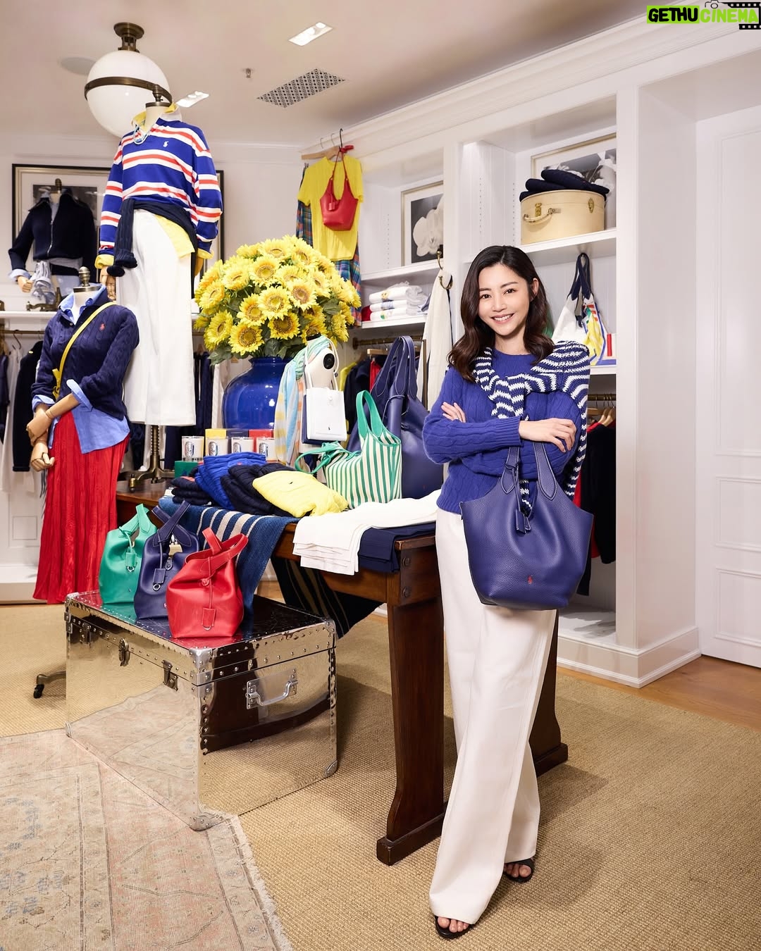Michelle Wai - 6.8K Likes - 好開心可以率先去到金鐘太古廣場的Polo Ralph Lauren新店參觀順便shopping🛍️。
我已經急不及待喺現場襯左好多全新春夏系列,仲試用左又輕便又多功能性嘅新款手袋。簡潔線條嘅設計撞色 Polo logo,仲有唔同尺寸同多種鮮豔顔色選擇,總會搵到一款適合自己。用左咁colorful嘅手袋,人都特別開心特別歡樂!😝
另外新店仲有 Ralph’s Coffee,shopping完仲可以嘆返杯咖啡,大家都快D黎金鐘太古廣場Polo Ralph Lauren行下啦!!
@POLORALPHLAUREN
#PoloRalphLauren
@RALPHSCOFFEE
#RalphsCoffee
#RalphLaurenHK