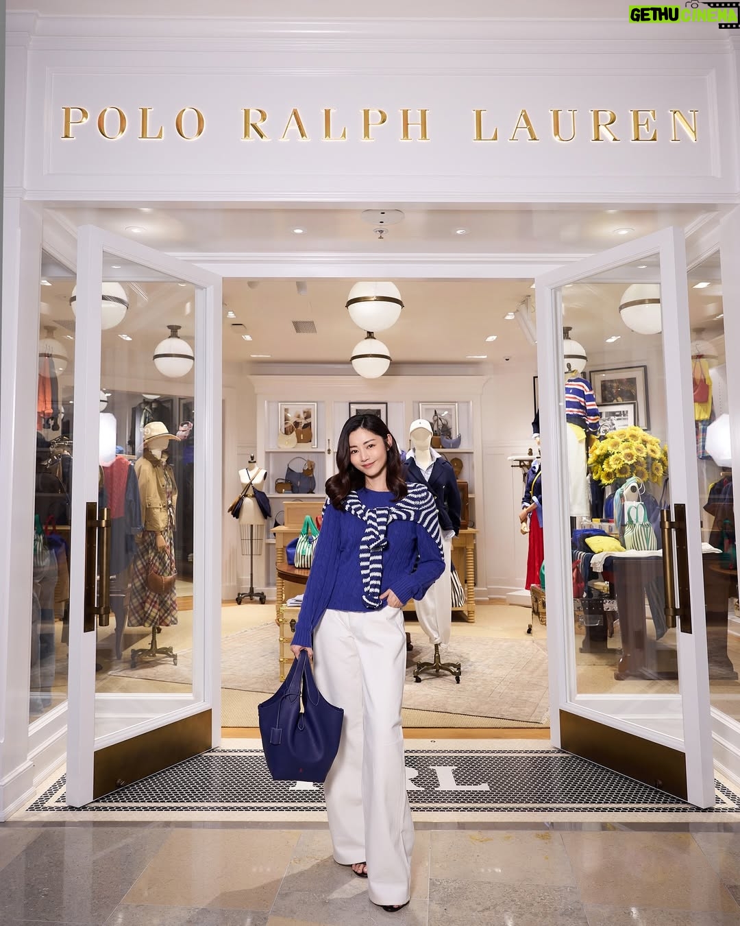 Michelle Wai - 6.8K Likes - 好開心可以率先去到金鐘太古廣場的Polo Ralph Lauren新店參觀順便shopping🛍️。
我已經急不及待喺現場襯左好多全新春夏系列,仲試用左又輕便又多功能性嘅新款手袋。簡潔線條嘅設計撞色 Polo logo,仲有唔同尺寸同多種鮮豔顔色選擇,總會搵到一款適合自己。用左咁colorful嘅手袋,人都特別開心特別歡樂!😝
另外新店仲有 Ralph’s Coffee,shopping完仲可以嘆返杯咖啡,大家都快D黎金鐘太古廣場Polo Ralph Lauren行下啦!!
@POLORALPHLAUREN
#PoloRalphLauren
@RALPHSCOFFEE
#RalphsCoffee
#RalphLaurenHK
