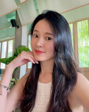 Midu Instagram - Cố nhân ghé lại quán Trà Hoa 
Tặng người một đoá Mạn Đà La 
Người cười khẽ hỏi “ Sao được tặng ?”
Ta chỉ mỉm cười “ Bởi hữu duyên “ 

Rất nhiều việc trên thế gian bề ngoài có vẻ không hợp tình hợp lý, đâu biết rằng đó đều là nhân quả 😌