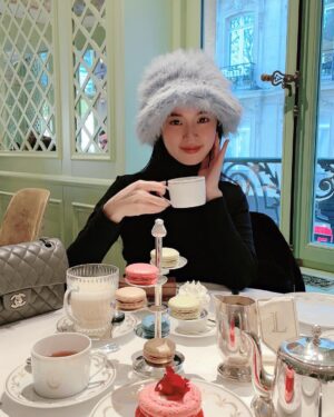 Midu Instagram - Trà chiều tại Maison Laduree 🍵🍫