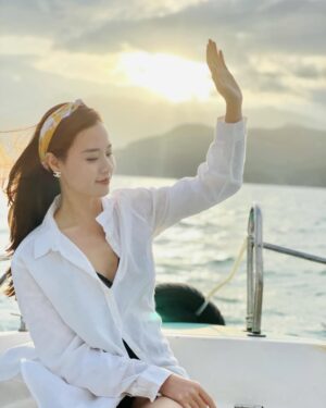 Midu Instagram - Chúng ta, đâu ai giữ được ánh mặt trời cho riêng mình. Thứ sau cùng chúng ta giữ lại, phải chăng là kỉ niệm. 

Thế nên, mình cứ như đứa trẻ, 
Ôm quyển vở cuộc đời 
Nắn nót viết lên những điều ý nghĩa ✍️ 🌷 

#fromMidu