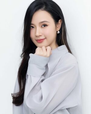 Midu Instagram - Thế là từ hôm ấy, bầu trời cũng xám hơn thì phải 😅