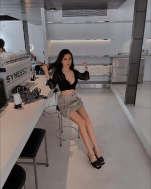 Midu Instagram - Chủ nhật quán đông 
Mà tim 🖤 tôi thì trống .