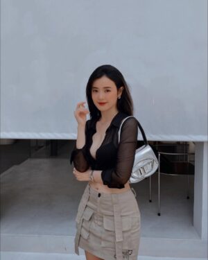 Midu Instagram - Chủ nhật quán đông 
Mà tim 🖤 tôi thì trống .