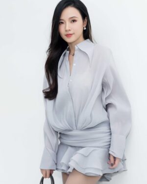 Midu Instagram - Thế là từ hôm ấy, bầu trời cũng xám hơn thì phải 😅