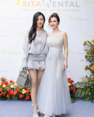 Midu Instagram - Chúc bạn mình khai trương hồng phát nhé Nguyễn Thị Phương Thanh 💛. Chúc mọi điều thuận lợi tốt đẹp nhất sẽ đến với bạn mình. 

Cám ơn hình đẹp a Nguyễn Đăng Khoa và make up đẹp c Ngọc Tâm MK