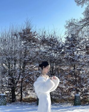 Midu Instagram - Một ngày thật đặc biệt ... Tuyết trắng phủ Paris ❄️🤍❄️