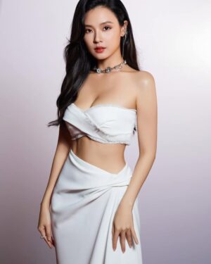 Midu Instagram - Hôm nay đi event, nên xin phép cho cô giáo cháy khét một tí 😅