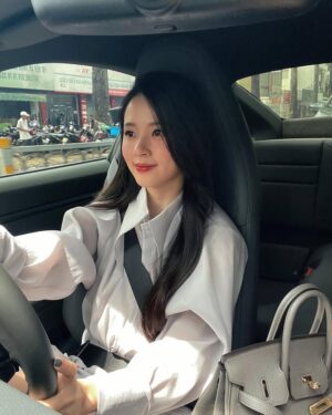 Midu Instagram - Hum nay “ bóc tem “ và mang em đi dạo phố 👜 

📸 Hà Lưu