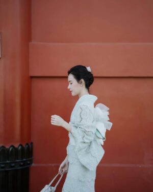Midu Instagram - Mùa hè tháng Bảy đỏ rực 🌺