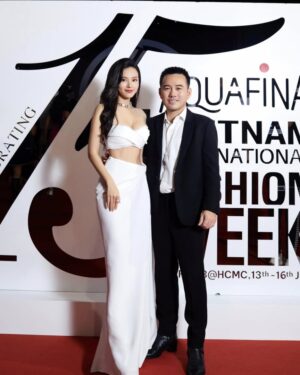 Midu Instagram - Khai mạc tuần lễ thời trang #AVIFW2023 . Chúc mừng người anh Lê Thanh Hòa với BST “ Hoa trên sóng nước “ 🧬 fancy hết nước chấm ^^ 

Cám ơn ekip thân iu 🤍 Tối nay up hình slayyyy hơn nữa nha 😉

Photo Hồ Quốc Hoàng
Make up Ngọc Tâm MK
Phụ kiện Trang sức Pu
Dress : LE THANH HOA