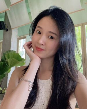 Midu Instagram - Cố nhân ghé lại quán Trà Hoa 
Tặng người một đoá Mạn Đà La 
Người cười khẽ hỏi “ Sao được tặng ?”
Ta chỉ mỉm cười “ Bởi hữu duyên “ 

Rất nhiều việc trên thế gian bề ngoài có vẻ không hợp tình hợp lý, đâu biết rằng đó đều là nhân quả 😌