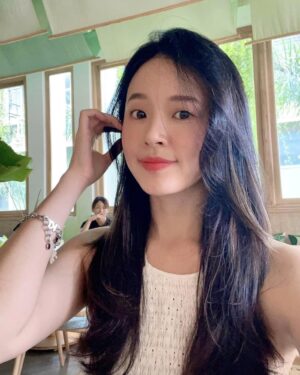 Midu Instagram - Cố nhân ghé lại quán Trà Hoa 
Tặng người một đoá Mạn Đà La 
Người cười khẽ hỏi “ Sao được tặng ?”
Ta chỉ mỉm cười “ Bởi hữu duyên “ 

Rất nhiều việc trên thế gian bề ngoài có vẻ không hợp tình hợp lý, đâu biết rằng đó đều là nhân quả 😌