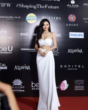 Midu Instagram - Khai mạc tuần lễ thời trang #AVIFW2023 . Chúc mừng người anh Lê Thanh Hòa với BST “ Hoa trên sóng nước “ 🧬 fancy hết nước chấm ^^ 

Cám ơn ekip thân iu 🤍 Tối nay up hình slayyyy hơn nữa nha 😉

Photo Hồ Quốc Hoàng
Make up Ngọc Tâm MK
Phụ kiện Trang sức Pu
Dress : LE THANH HOA