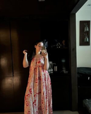 Minal Khan Instagram - 🕰️🌚
1- a quick selfie while I sterilize feeders🥱
2- my favourite sunscreen @skinrecipe.pk 
3-just us
4- Ahsan trying to feed our picky eater 
5- hottie
6- my boys 
7- fancy margarita
8- I am just a girl. Also brought wrong size of my LAMA pumps 🥹 
9- boys posing at the beach