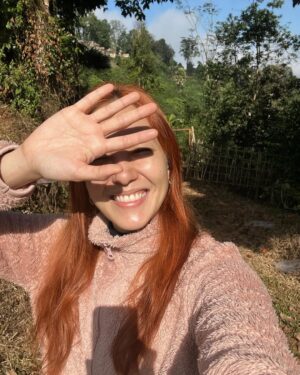 Mintita Wattanakul Instagram - Officially 37✨😎
ดูแลตัวเองเก่งขึ้น ดิ้นกับความไม่ได้อย่างใจน้อยลง แต่ก็ปล่อยให้อารมณ์ทำหน้าที่ของมันได้ดีขึ้น ผิดมั่ง-นิสัยเสียมั่ง-โง่มั่งได้เก่งขึ้น กล้าภูมิใจในตัวเองมากขึ้น กล้าที่จะถูกเกลียดมากขึ้น ปล่อยได้เก่งขึ้น เคยคิดว่า37คือแก่มาก แต่พอถึงก็ไม่ได้รู้สึกแก่ขนาดนั้น แต่เริ่มรู้สึกว่าเราก็เป็นผู้ใหญ่แล้วนะเนี่ย! โชคดีจริงๆนะที่ได้ตื่นขึ้นมาอีกวัน เอาล่ะ ไปกันต่ออออ🤩✨