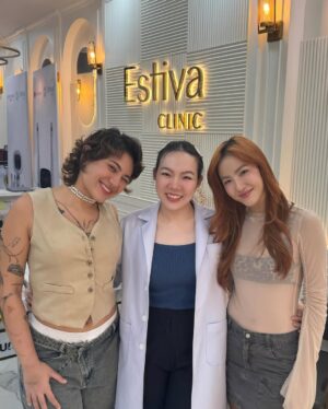Mintita Wattanakul Instagram - พาน้องซิลไปลองของใหม่ที่ @estiva_clinic กับ #หมอกวางนางฟ้าแม่ทูนหัว คนดีคนเดิม @kwgwang มาพร้อมเครื่องใหม่ #SylfirmXplus ไม่ถึง1สัปดาห์หน้าฟูใสขึ้นแบบเว่อมาก แล้วโหดตรงทำเสร็จปุ๊บ วันรุ่งขึ้นใช้หน้าได้เลย!! แถมฉีด #Rejurun ให้น้องซิลอีกหนึ่งกรุบ รักกันแบบพี่โต พากันไปทำผิวสวยงับ @silvypavida 🥹