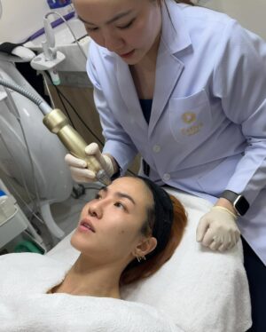 Mintita Wattanakul Instagram - พาน้องซิลไปลองของใหม่ที่ @estiva_clinic กับ #หมอกวางนางฟ้าแม่ทูนหัว คนดีคนเดิม @kwgwang มาพร้อมเครื่องใหม่ #SylfirmXplus ไม่ถึง1สัปดาห์หน้าฟูใสขึ้นแบบเว่อมาก แล้วโหดตรงทำเสร็จปุ๊บ วันรุ่งขึ้นใช้หน้าได้เลย!! แถมฉีด #Rejurun ให้น้องซิลอีกหนึ่งกรุบ รักกันแบบพี่โต พากันไปทำผิวสวยงับ @silvypavida 🥹